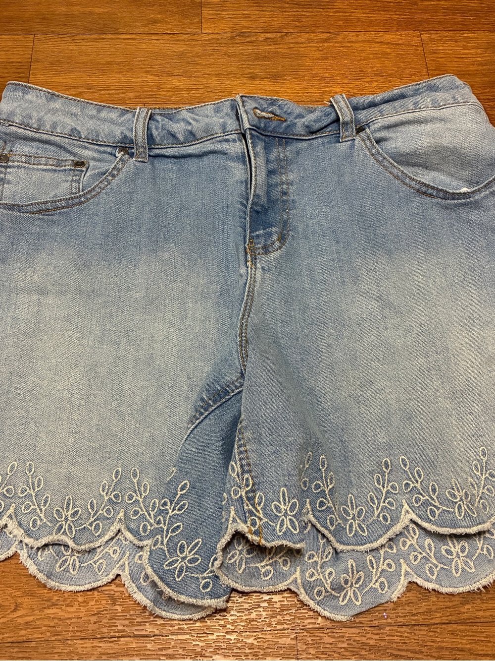 Women’s Light Wash Denim Shorts with Scalloped Floral Hem Size 12